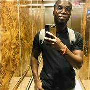 Professeur particulier donnant des cours de soutien scolaire aux élèves du Collège